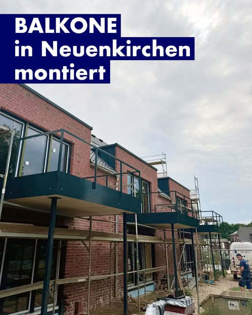 Montierte Stahlbalkone an einem Klinkerneubau