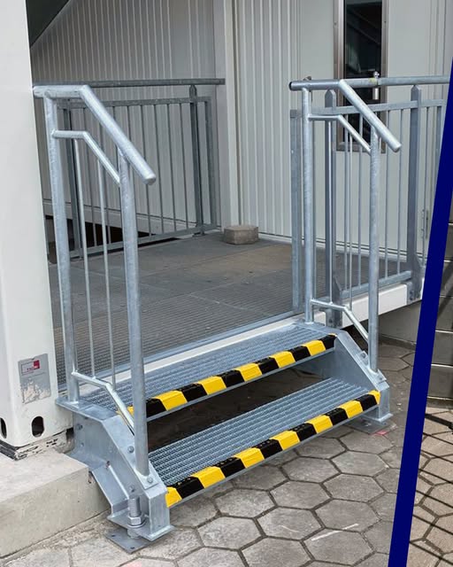 Feuerverzinkte Industrietreppe mit Geländer