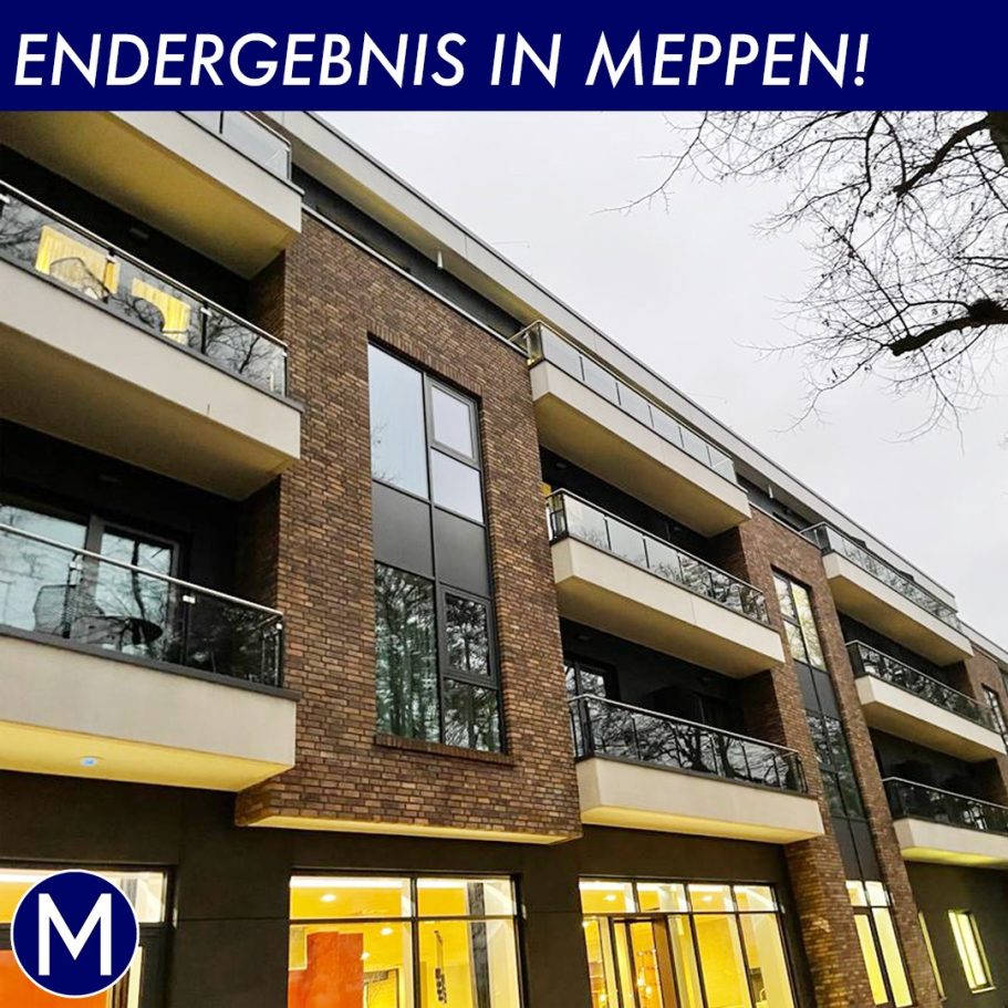 Hotelfassade mit Balkonen und Glasgeländern