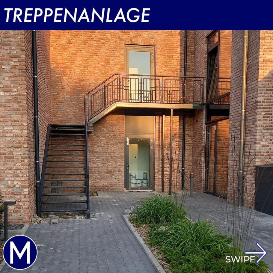 Außentreppe mit Podest an Klinkerfassade